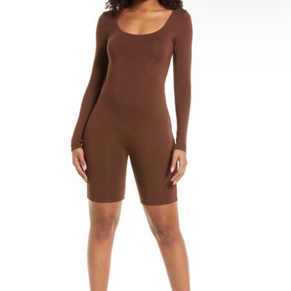 NWOT Naked Wardrobe Brown Scoop Neck Long Sleeve Romper - Size Medium - Picture 1 of 4